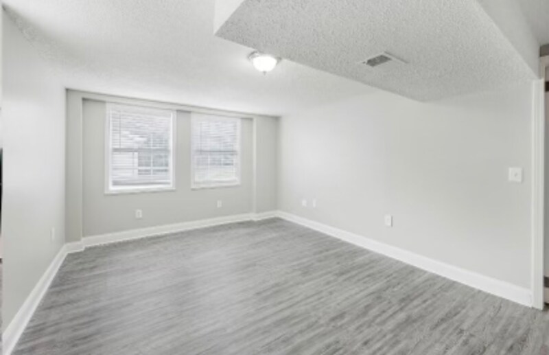 Building Photo - 673 Des Moines Dr