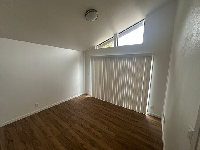 Building Photo - 547 De Leon Dr