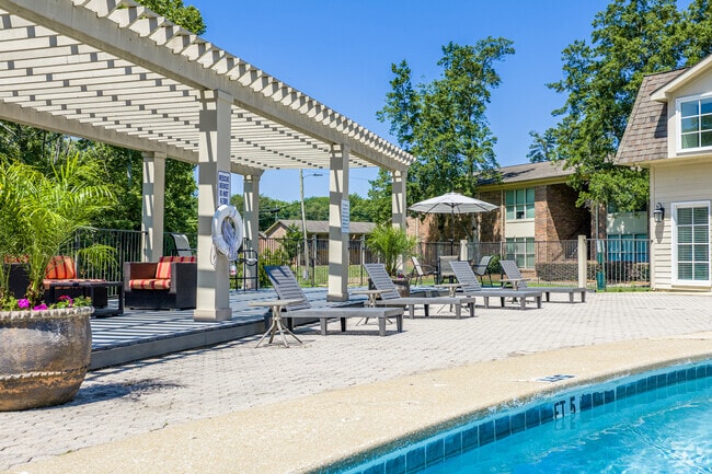 Building Photo - The Crescent at Lakeshore