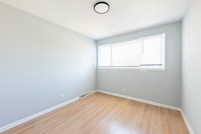 Building Photo - 4914 W 32nd Pl