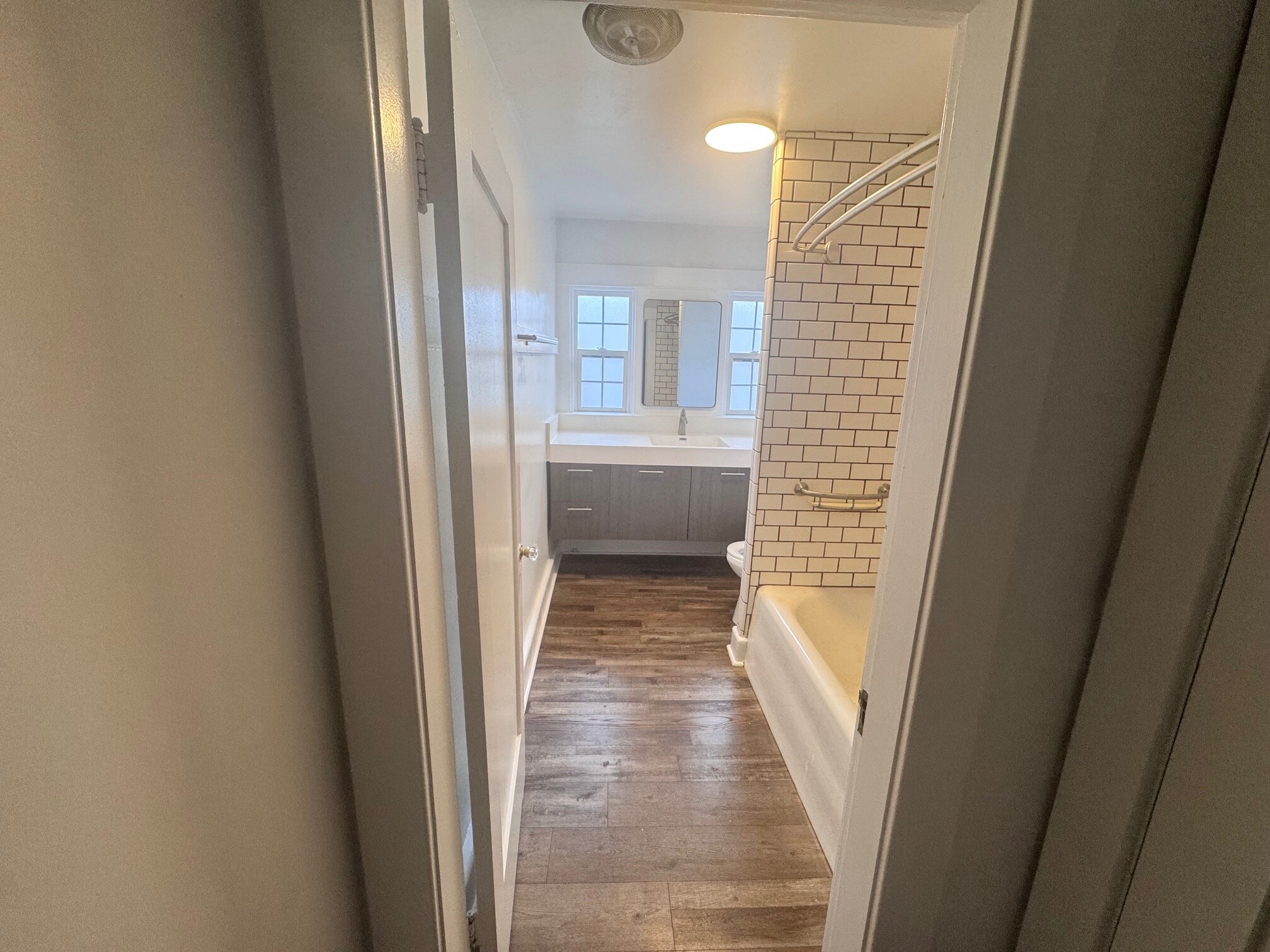 Bath - Wall hung vanity, tub with curved rod - 1261 1/2 S Plymouth Blvd