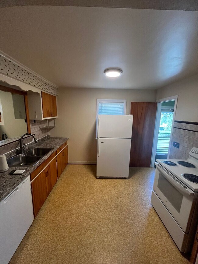 Building Photo - 3 Bedroom Home with In-Law Suite Available Near Rochester General