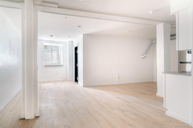 Building Photo - 155 River St