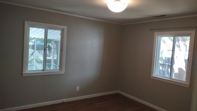 Building Photo - 568 Robertson Way
