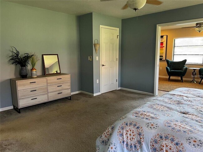 Building Photo - 5581 Golf Pointe Dr