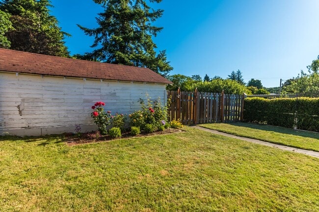 Building Photo - Three Bedroom One Bath House