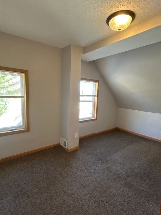 Building Photo - Spacious 3 bedroom 1 Bathroom House Available May 1st!