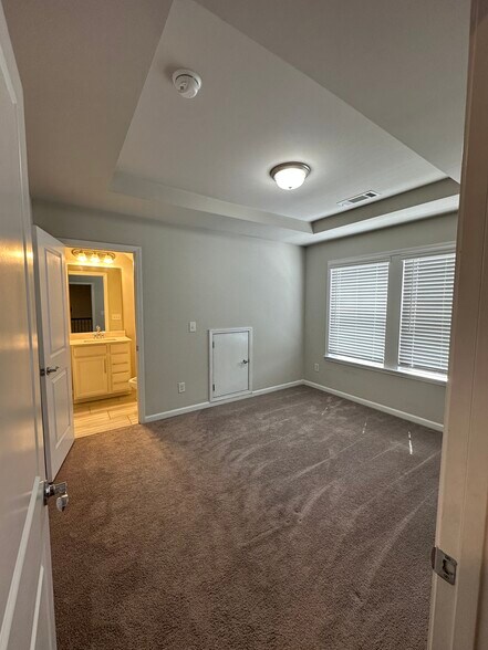 Building Photo - 3040 Regal Crown Dr