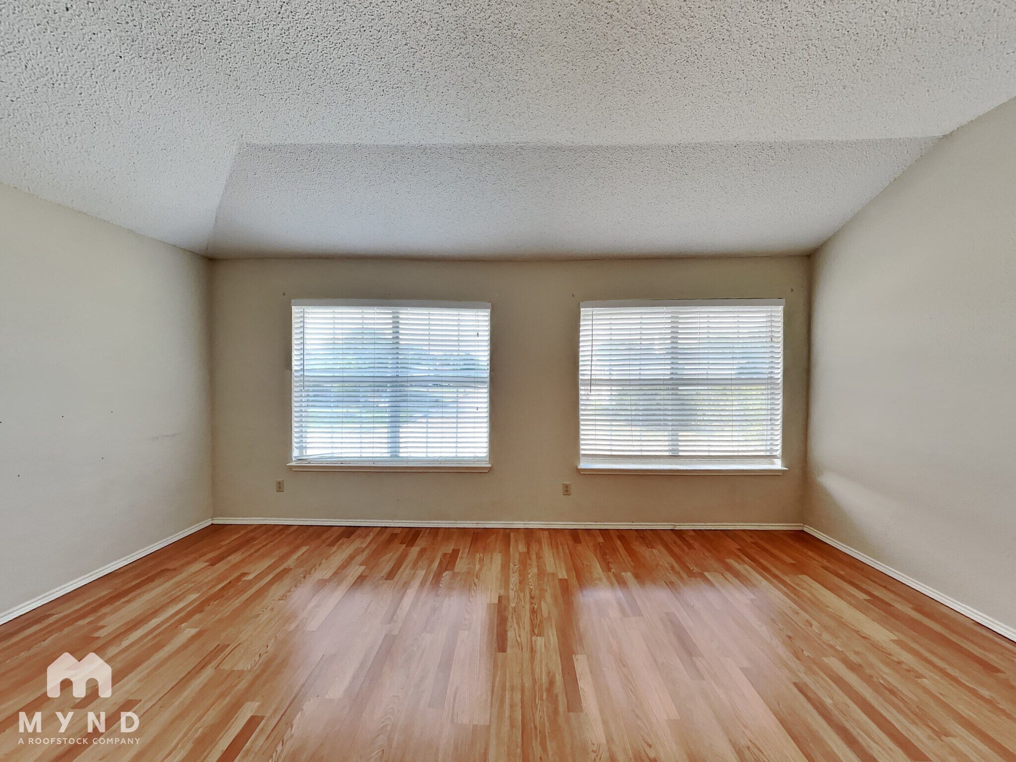 Building Photo - 3205 Meadowview Dr