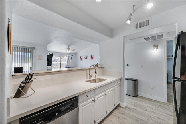 Building Photo - 555 E Silverado Ranch Blvd