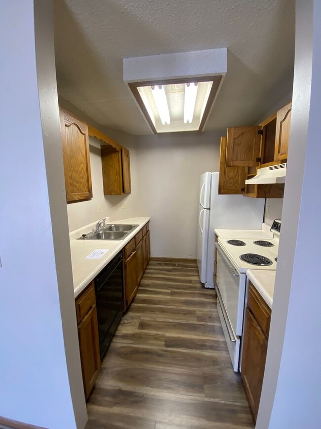 Building Photo - Lower Level 2 Bedroom Apartment for Rent!