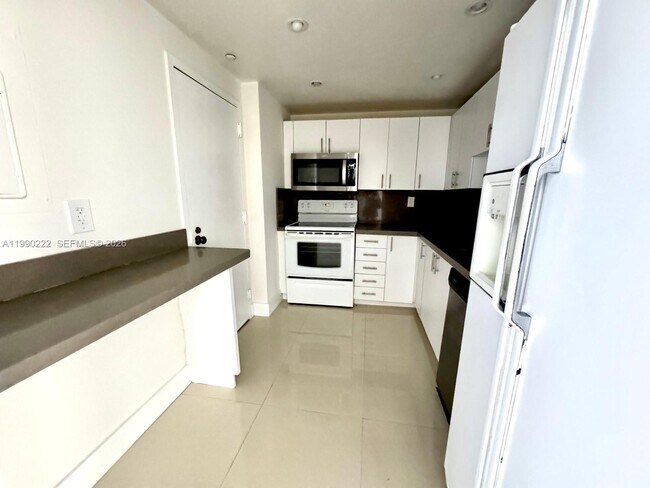 Building Photo - 2333 Brickell Ave