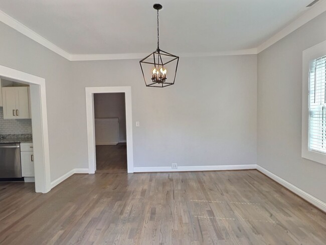 Building Photo - Spacious & Attractive 2 BR 2.5 BA in Great...