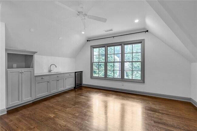 Building Photo - 425 Broadland Rd NW