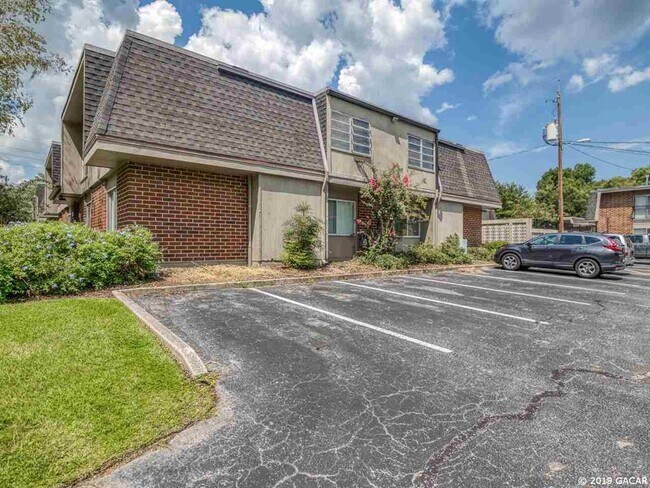 Building Photo - 1700 SW 16th Ct