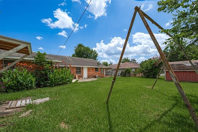 Building Photo - 2307 E Martha Ln