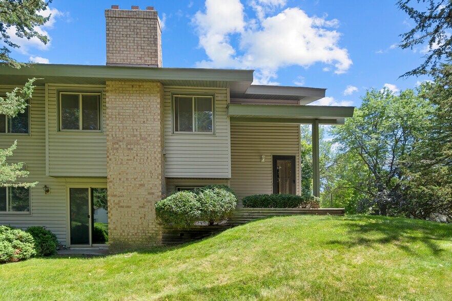 Corner unit, private yard, porch, MF exterior, WO lower level, new concrete, 2 stall attached garage - 9774 Dorset Ln