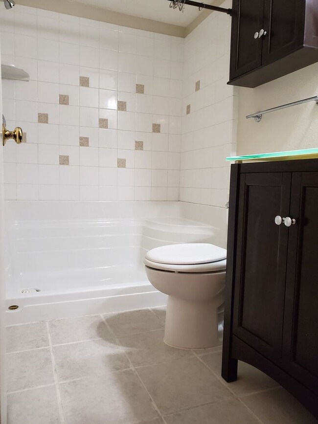 Building Photo - **Available NOW** 2 Bedroom/ 2 Bath Condo close to Truman and Coffee Bluff Marina- community Pool!