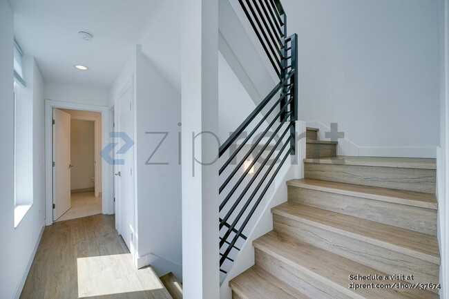 Building Photo - 1061 S Cloverdale St
