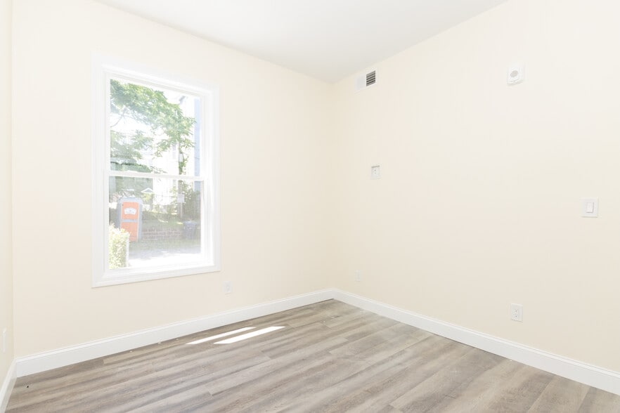 Building Photo - 2 French Ter