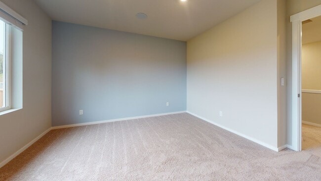 Building Photo - Large, Well-Designed Bremerton 3 BR! Available Now - $500.00 OFF 1ST MONTHS RENT!