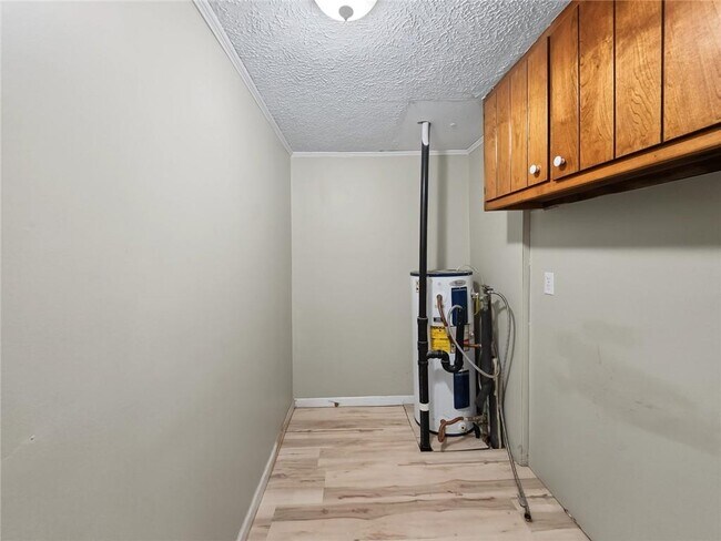 Building Photo - 3542 Shoreland Dr
