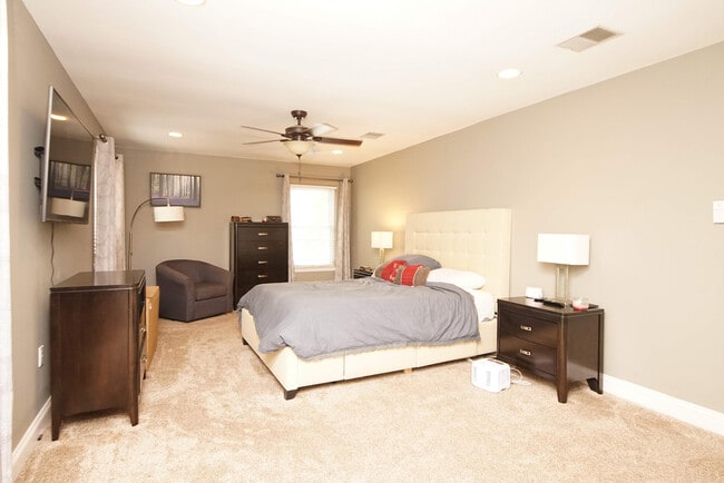 Building Photo - 574 L'Ombre Cir NE