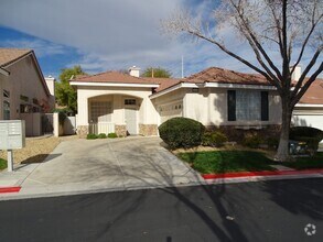 Building Photo - Beautiful One Story 2 Bedroom Townhome Wit...