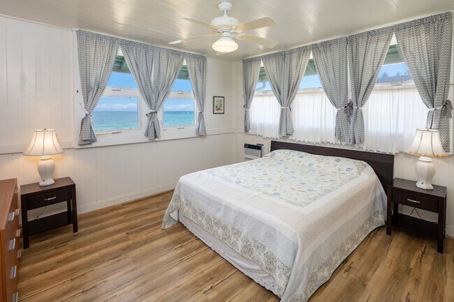 Building Photo - Casual Beach Front 3 Bedroom, 2 Bath Home ...