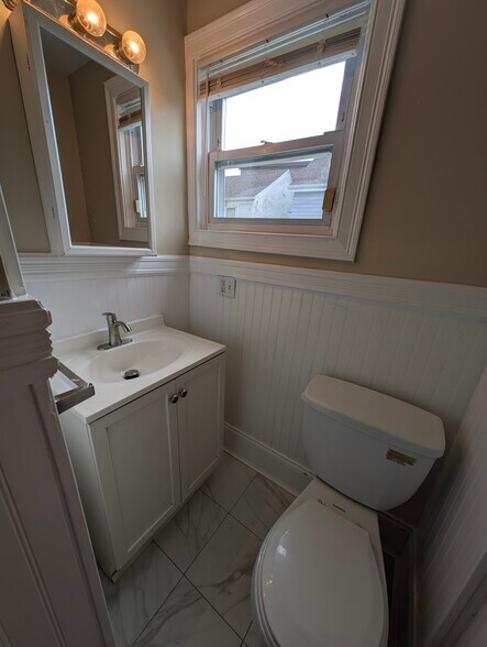 Full Bathroom - 38 Williams St