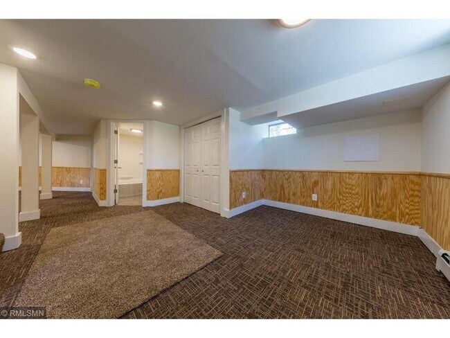 Building Photo - 950 County Rd D E