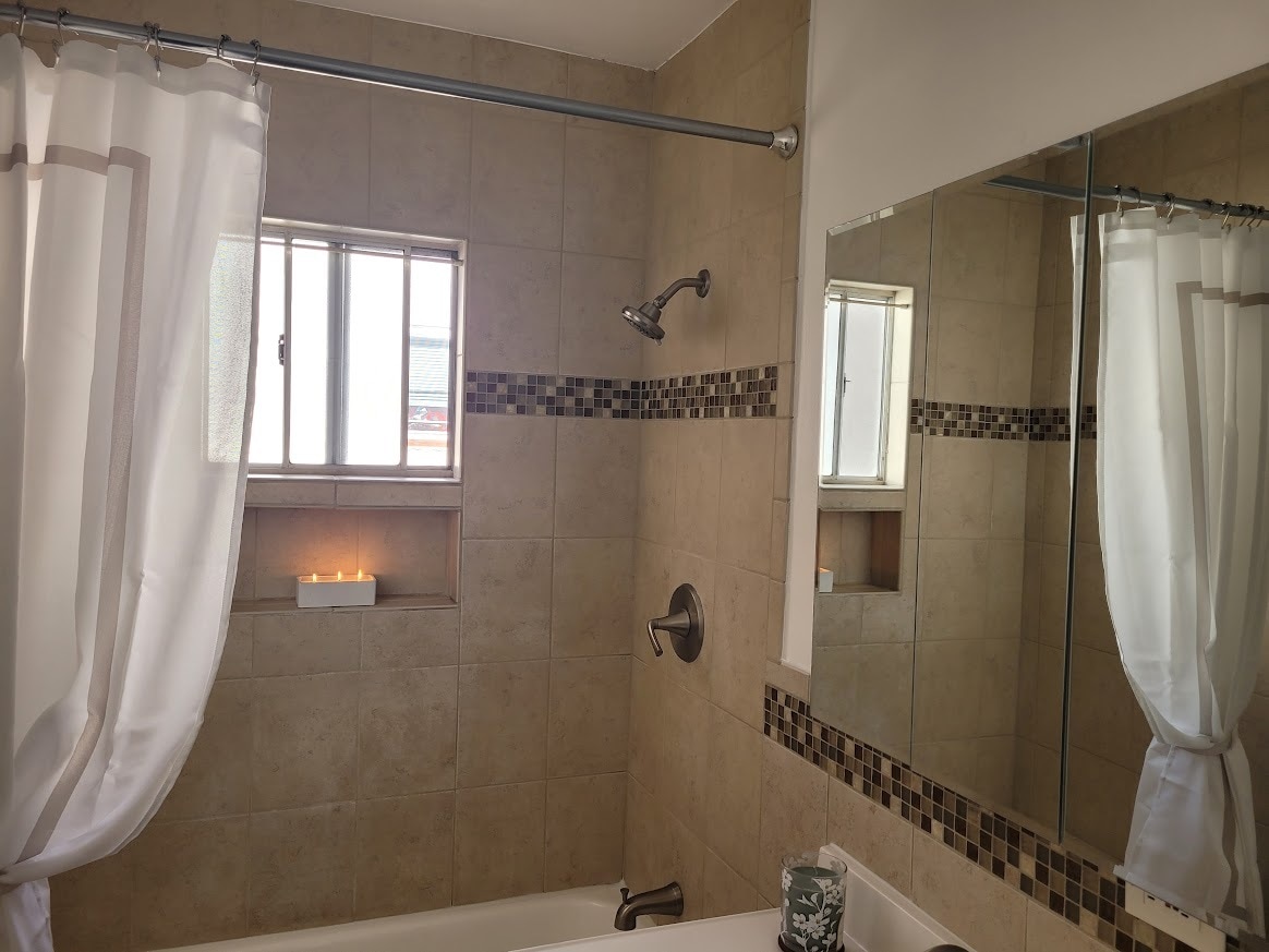 Building Photo - 305 N Palm Ave