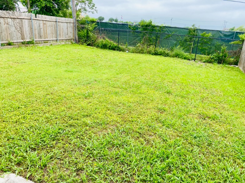 Building Photo - 6748-6748 Trail Lake Dr
