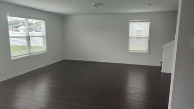 Building Photo - Huge Well-Kept Home in Guyton