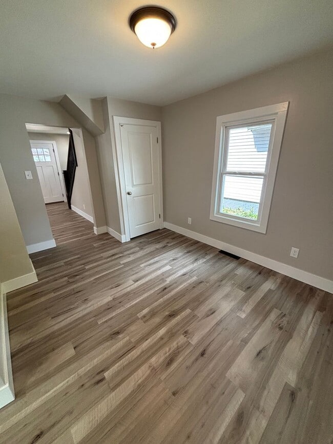 Building Photo - Beautiful 3 Bedroom 2 Bathroom Home in Bea...