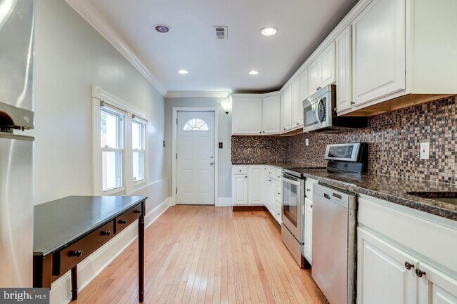 Building Photo - 1417 G St NE