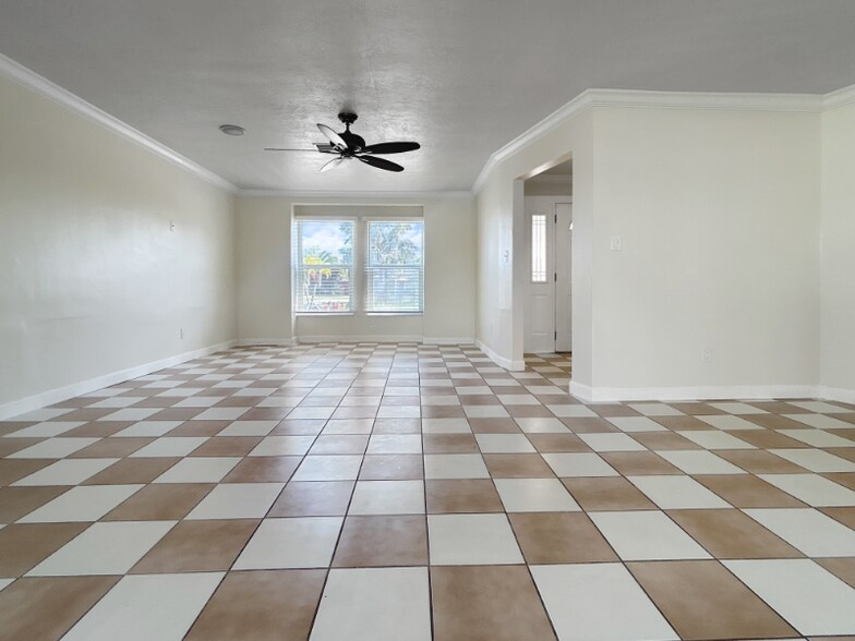 Building Photo - 6416 Lake Sunrise Dr