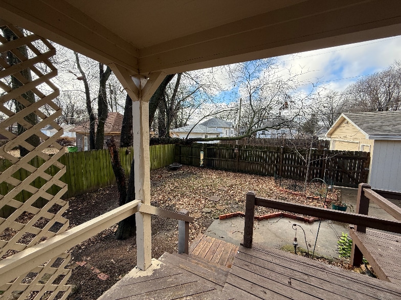 Building Photo - 940 S Cedar St