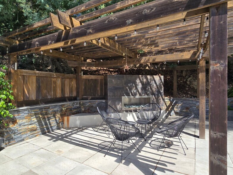 Building Photo - 17089 Crescent Dr
