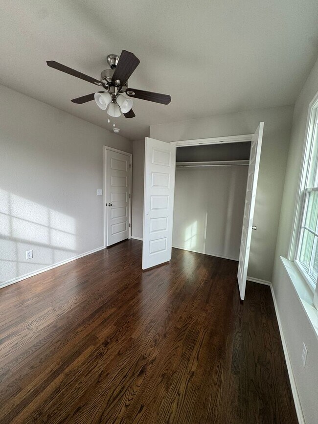 Building Photo - 2 Bedroom 1 Bath Home.