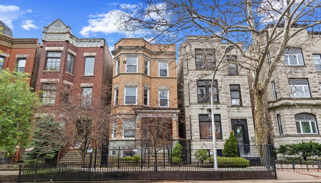 Building Photo - 915 W Newport Ave