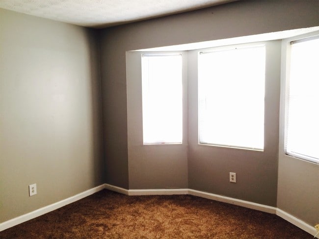 Building Photo - 205 Meadowbrook Ct