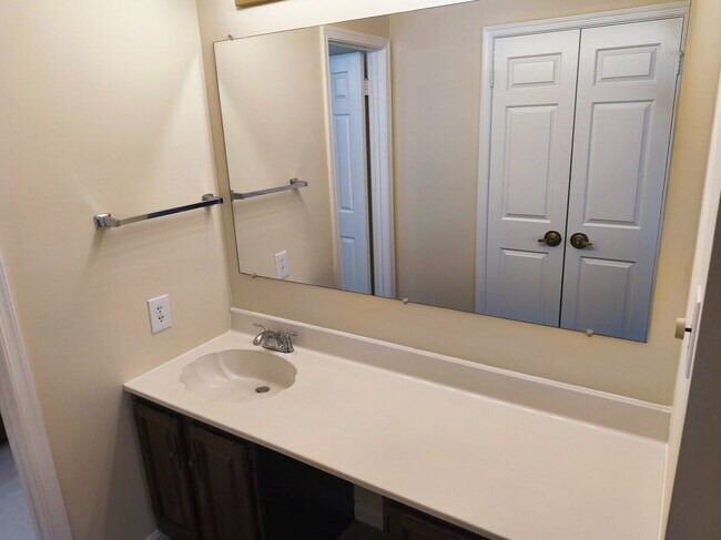 Building Photo - Charming Fair Woods Townhome Awaits