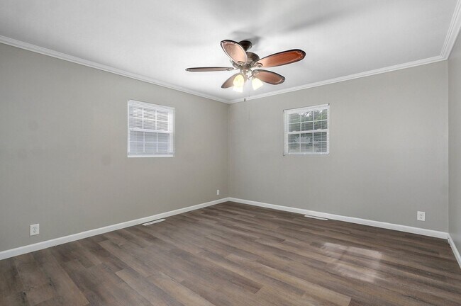 Building Photo - Adorable 3 bedroom, 1.5 bathroom home!