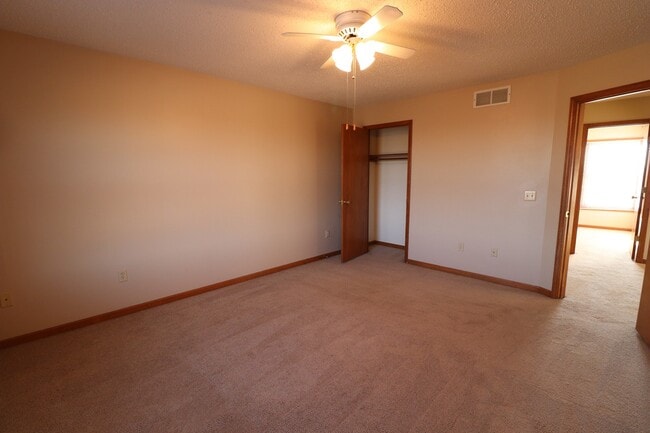 Building Photo - Spacious Townhome