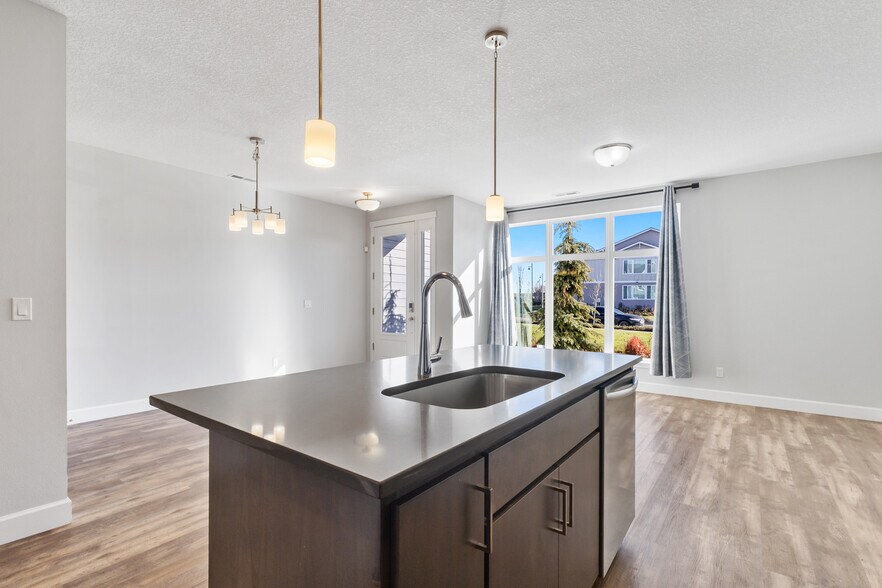 Building Photo - 7447 SE Chinquapin Dr