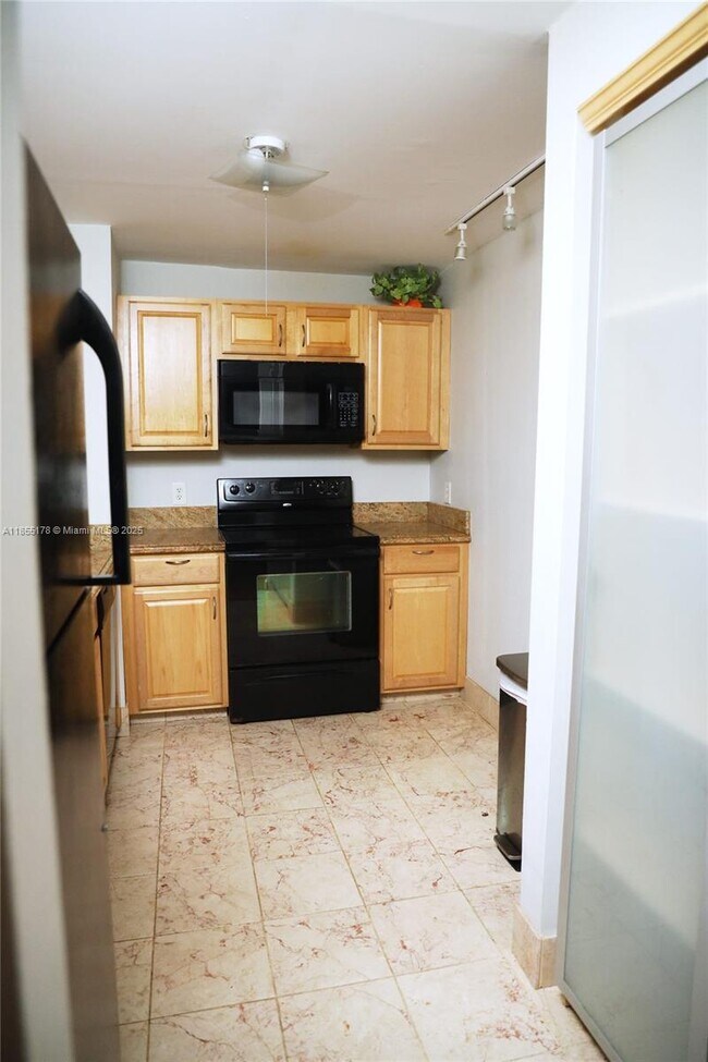 Building Photo - 5600 N Flagler Dr