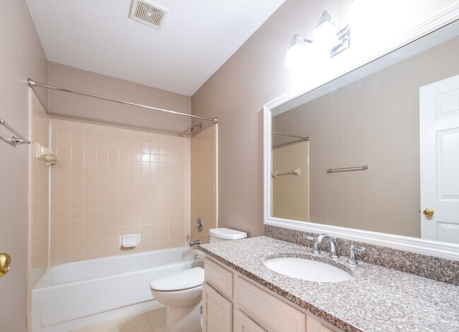 Building Photo - 1561 Glen Erin Dr