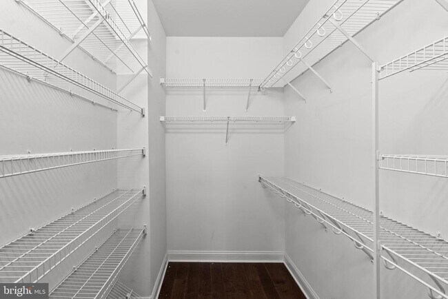 Building Photo - 2022 Crescent Wy