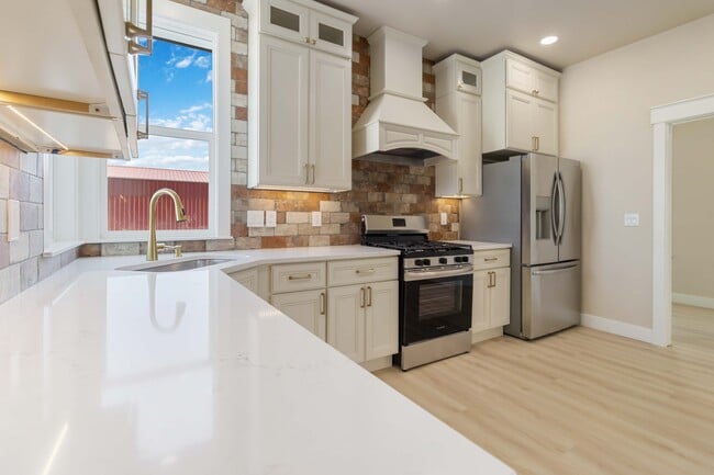 Building Photo - 4320 SW 2nd Ave